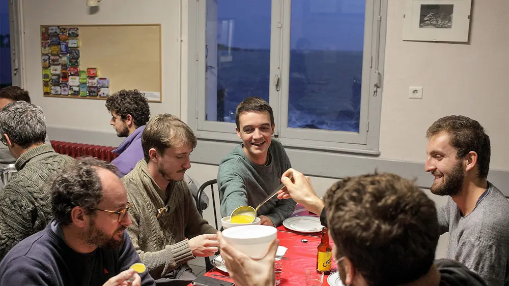 Auberge_jeunesse_groupe_diner_vue_mer