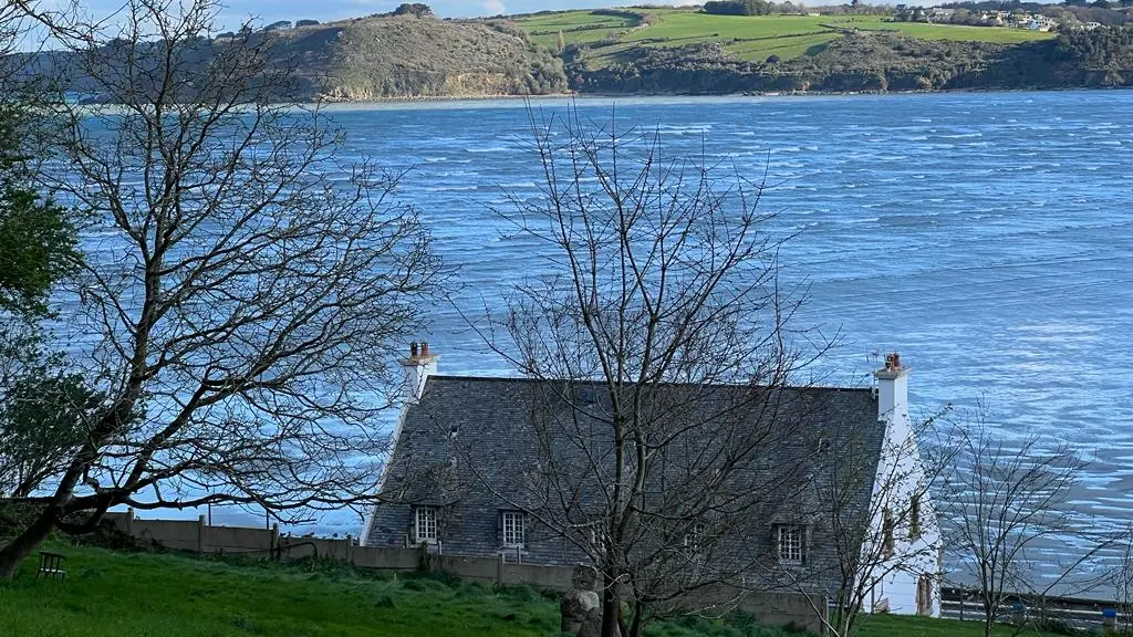Maison vue arrière, baie marée haute.