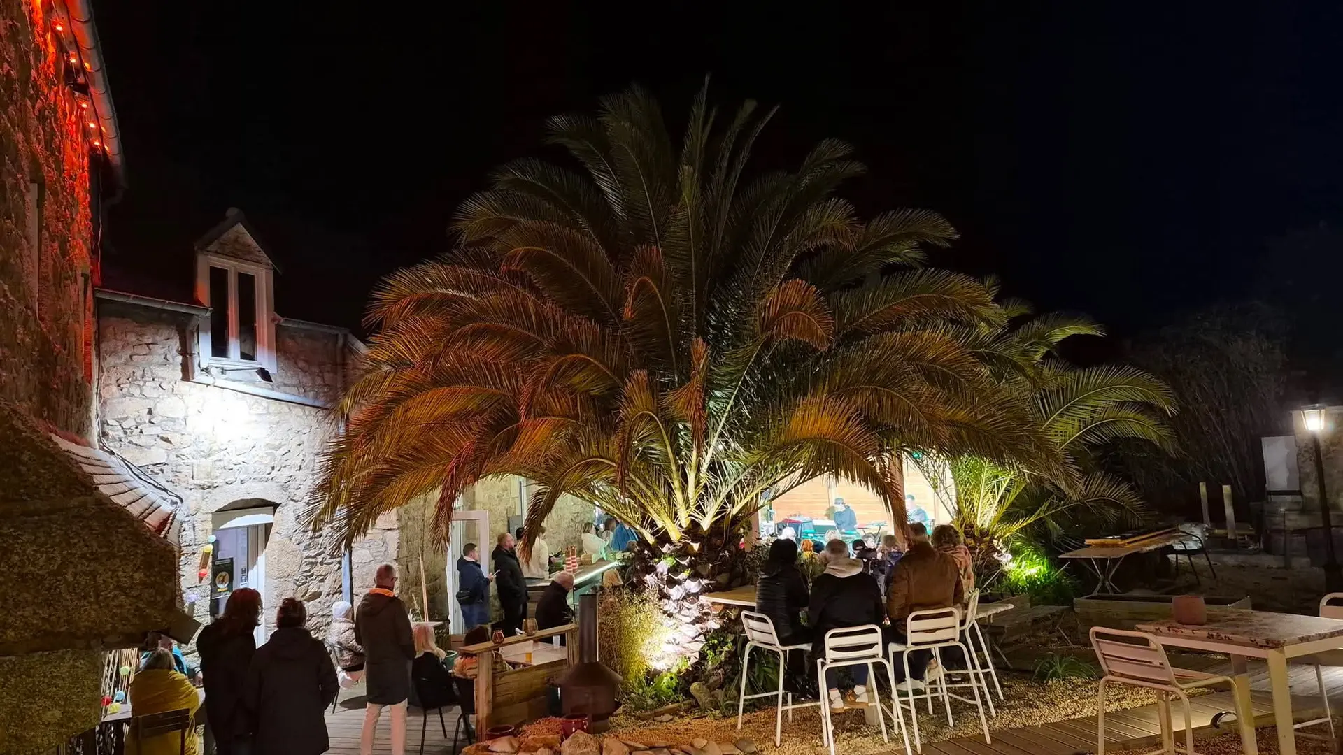 CONCERT sur scène extérieure couverte