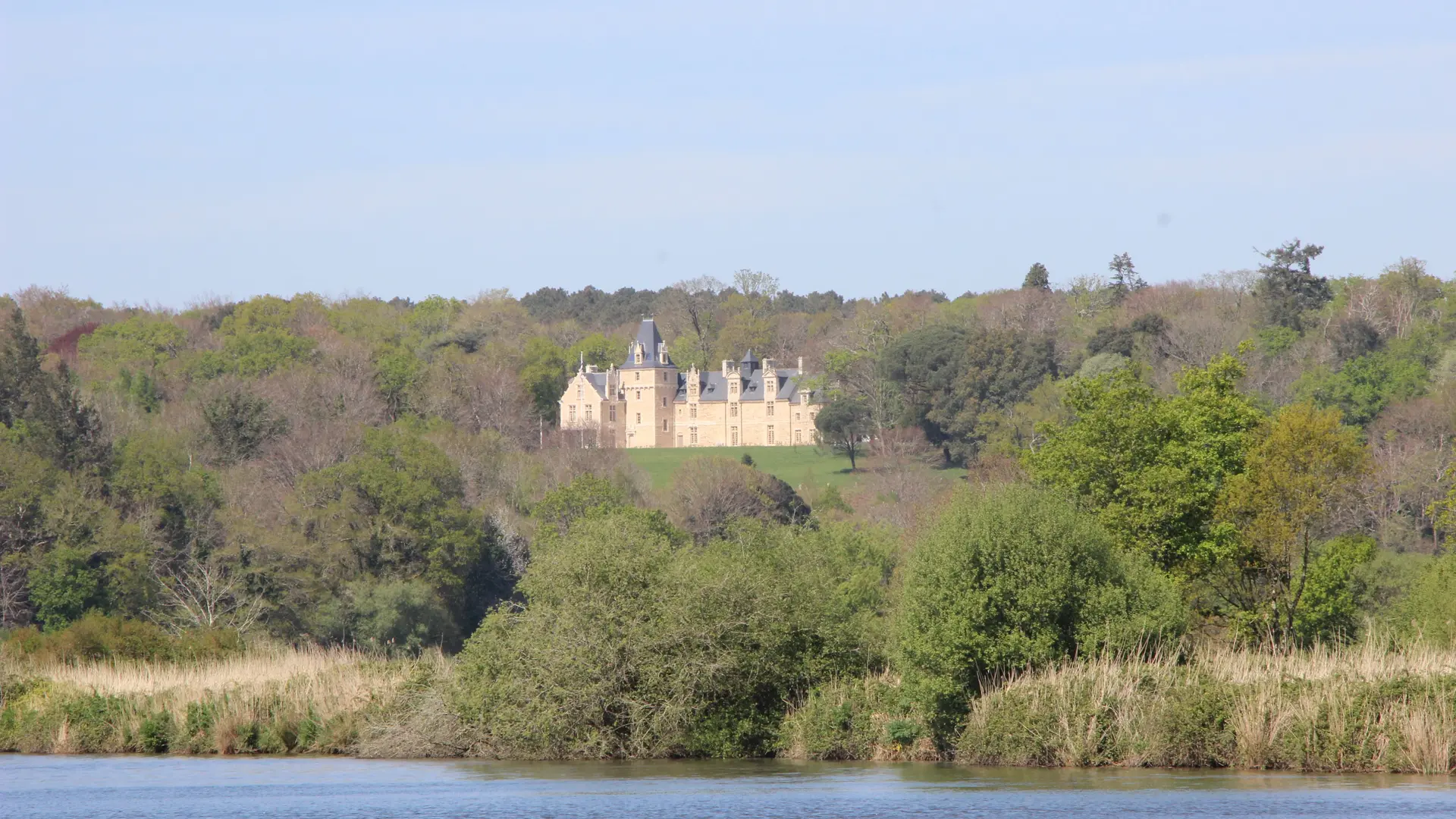 Chateau au Bord du fleuve Vilaine