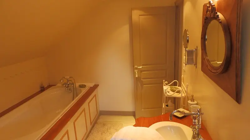 Chateau du Pin_Salle de Bain Chambre Marguerite Yourcenar
