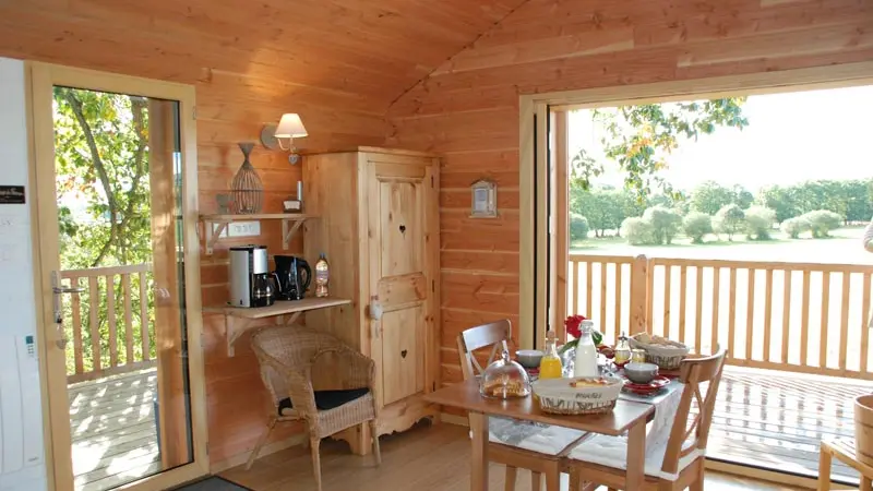 Coin repas cabane la bourousais - MAURE DE BRETAGNE