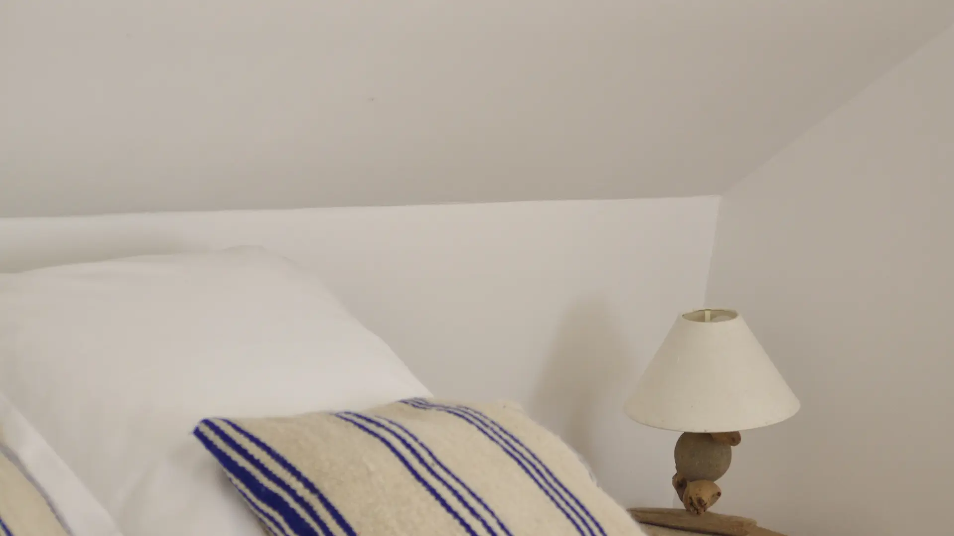 DESK BED &BREAKFAST-CH (5)