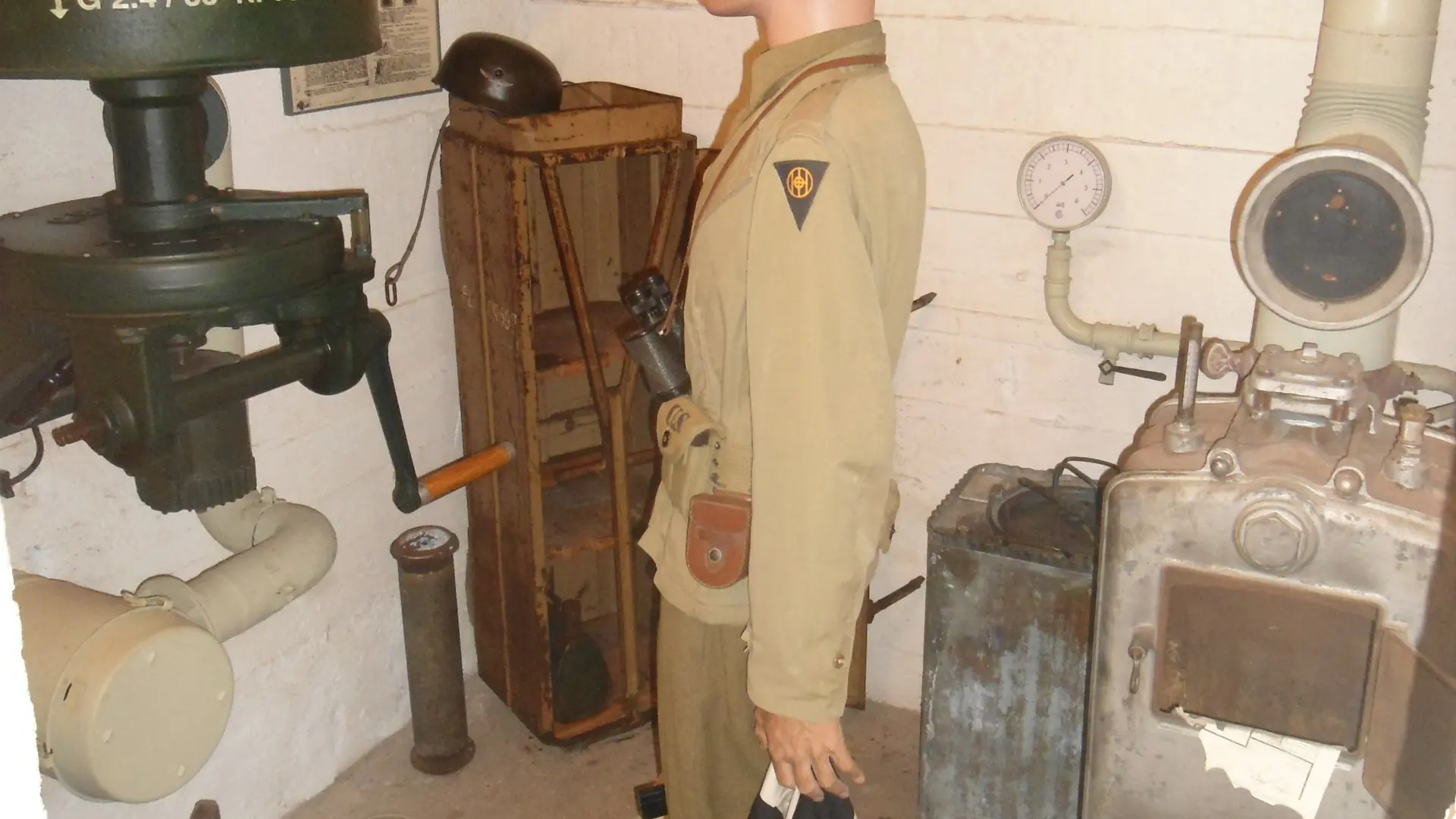 Un soldat américain inspectant l'ouvrage après les combats