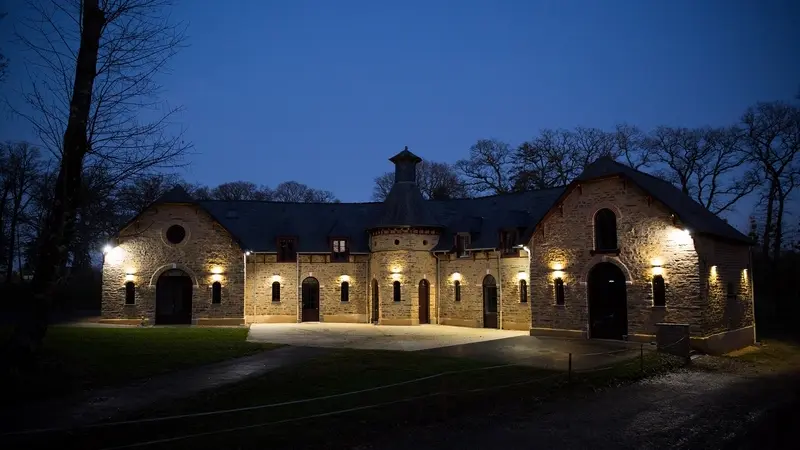 Domaine des Hayes_Maxent_La Basse Cour_vue extérieure nuit