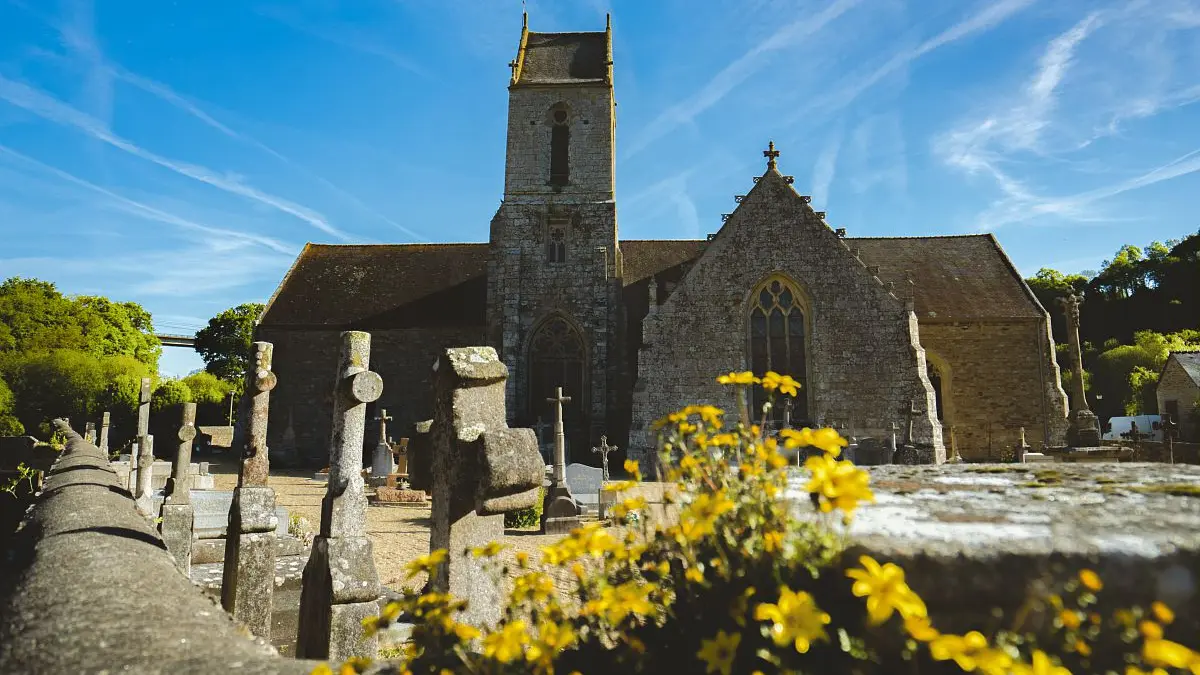 Eglise Notre-Dame et Saint-Etienne et cimetière_crédit PORIEL-Thibault-_-SB_libre de droits