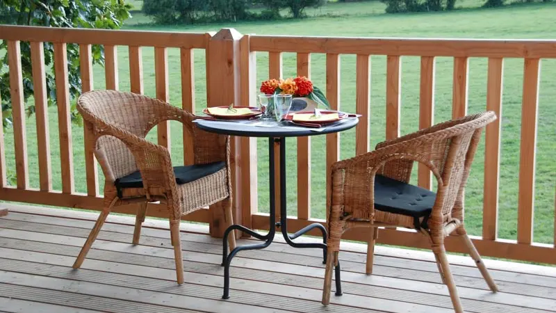 En tête à tête sur la terrasse cabane la bourousais - MAURE DE BRETAGNE