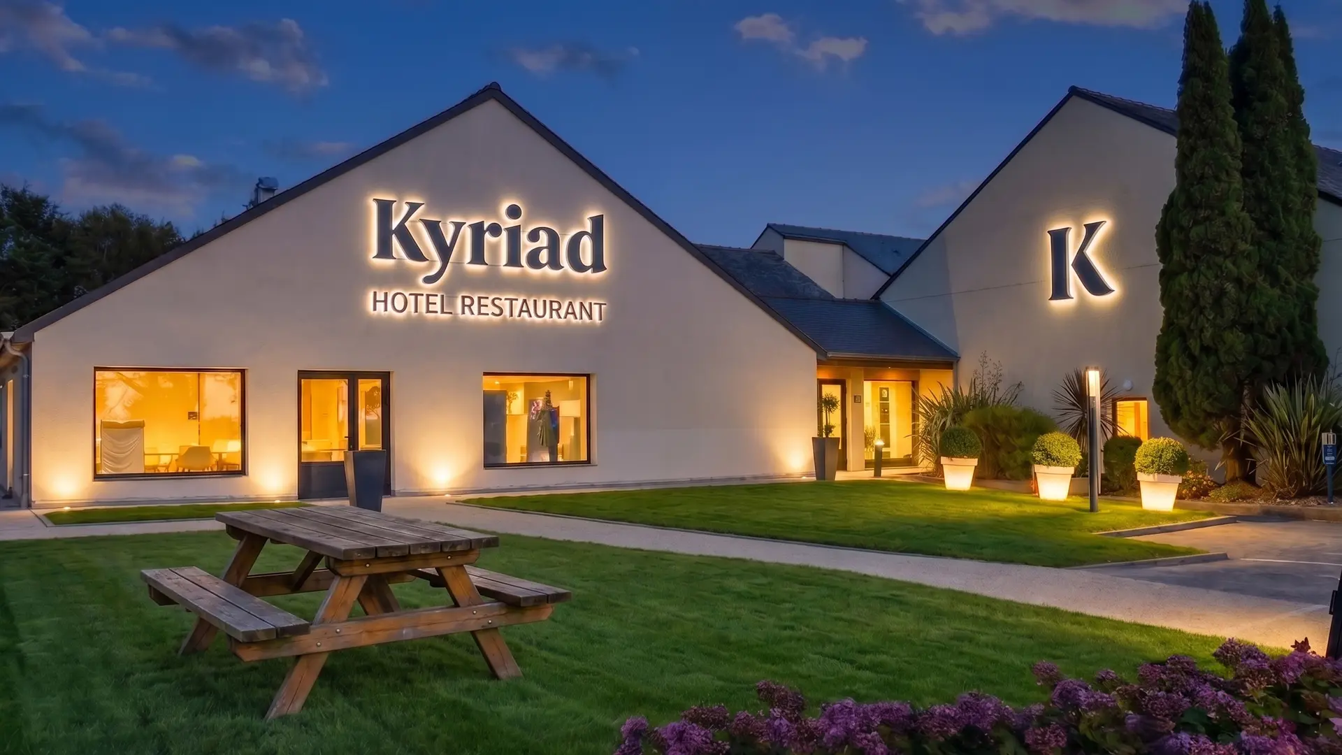 Façade hôtel Kyriad Lannion Perros-Guirec