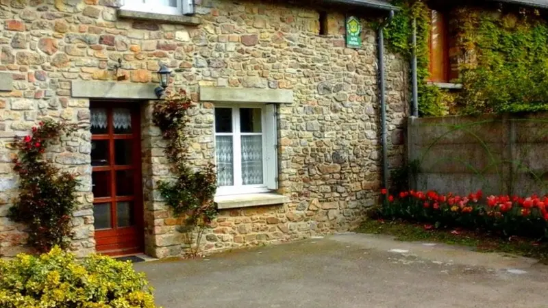 Gîte Nature et Contes_Maxent_Cour fleurie
