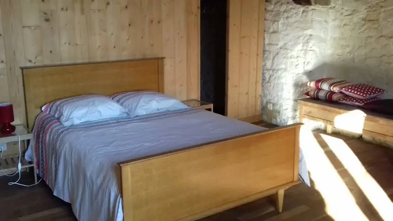 Gite-Ar-Merglet-Maxent-chambre2-avec-dressing-2