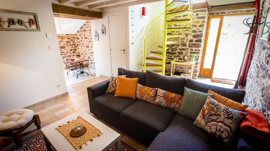 Gite-du-Petit-Peuple-Paimpont-vue-salon-et-cuisine