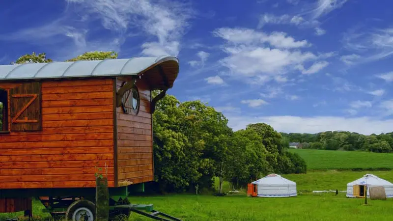 Yourtes et roulotte de la Laïta