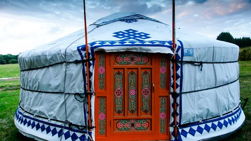 Yourtes et roulotte de la Laïta