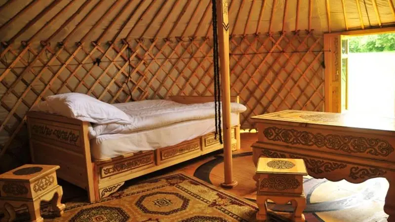 Yourtes et roulotte de la Laïta