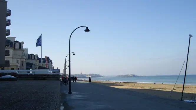 Vue devant la résidence Le Cézembre Mme Martin Saint-Malo