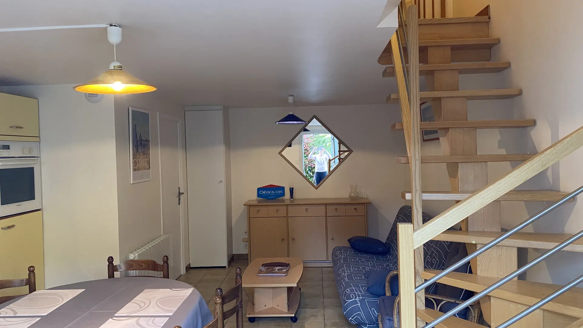 Espace-repas-salon-canape-lit-television-location-vacances-carnac