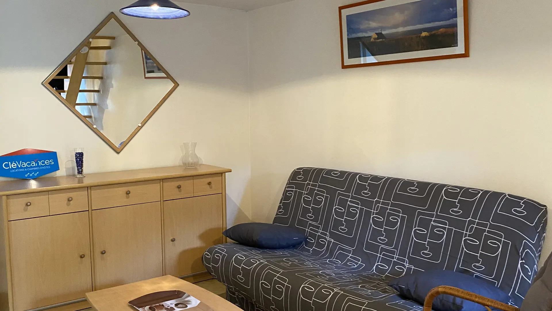 Salon-avec-canape-lit-television-location-vacances-carnac