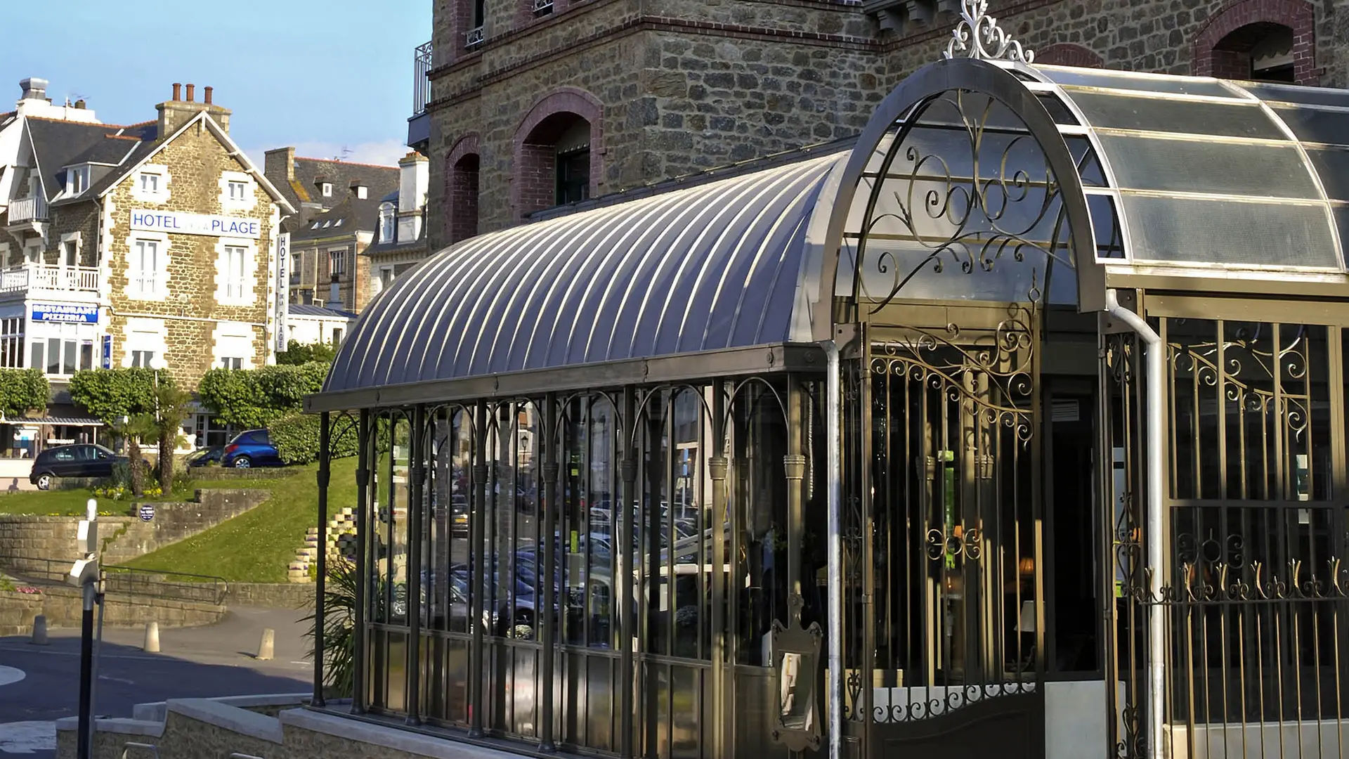 Hotel-Royal-Emeraude-Dinard-facade-entree