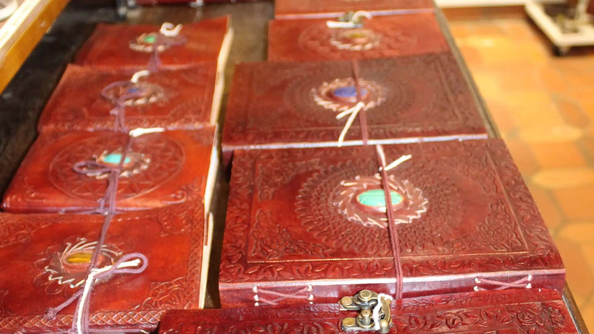 Grimoires en cuir Magasin Armoria Paimpont