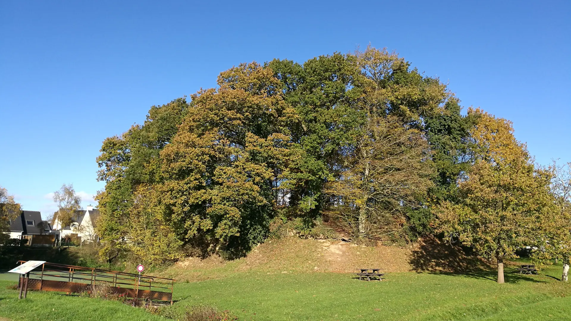 Motte féodale Bédée Village Etape