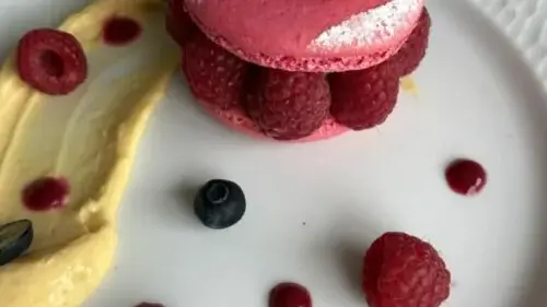 Dessert à l'assiette - macaron fruits rouges - Les Hermelles Traiteur