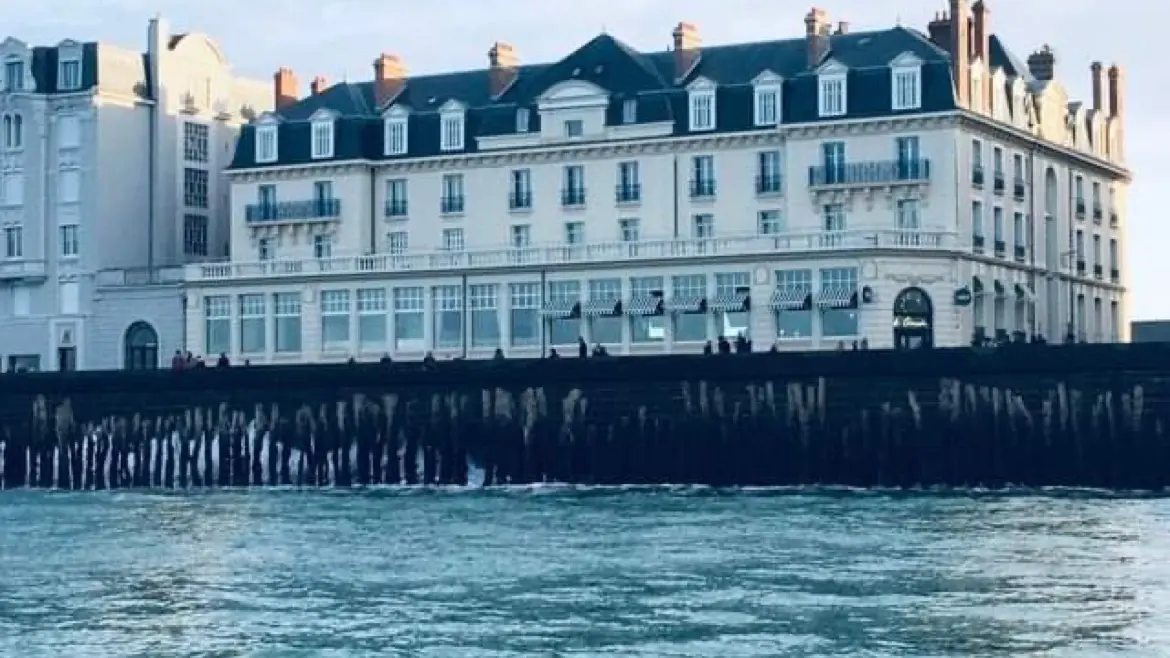 Restaurant La Corniche-Facade vue depuis la mer - St Malo