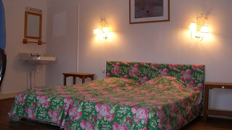 MANOIR LA BARDOULAIS - Chambre double du 2nd - St Méloir