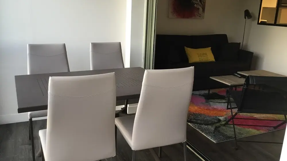 Madame-et-Monsieur-Brehault-Jean-Rene-salon-chaises-et-table