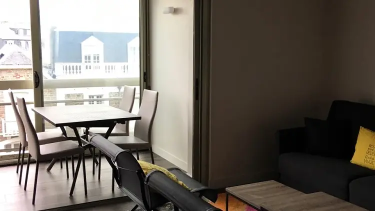 Madame-et-Monsieur-Brehault-Jean-Rene-salon-et-balcon