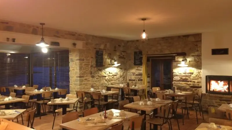 Photo_intérieur_LaFée_Feu-de-cheminée_Vue-lac