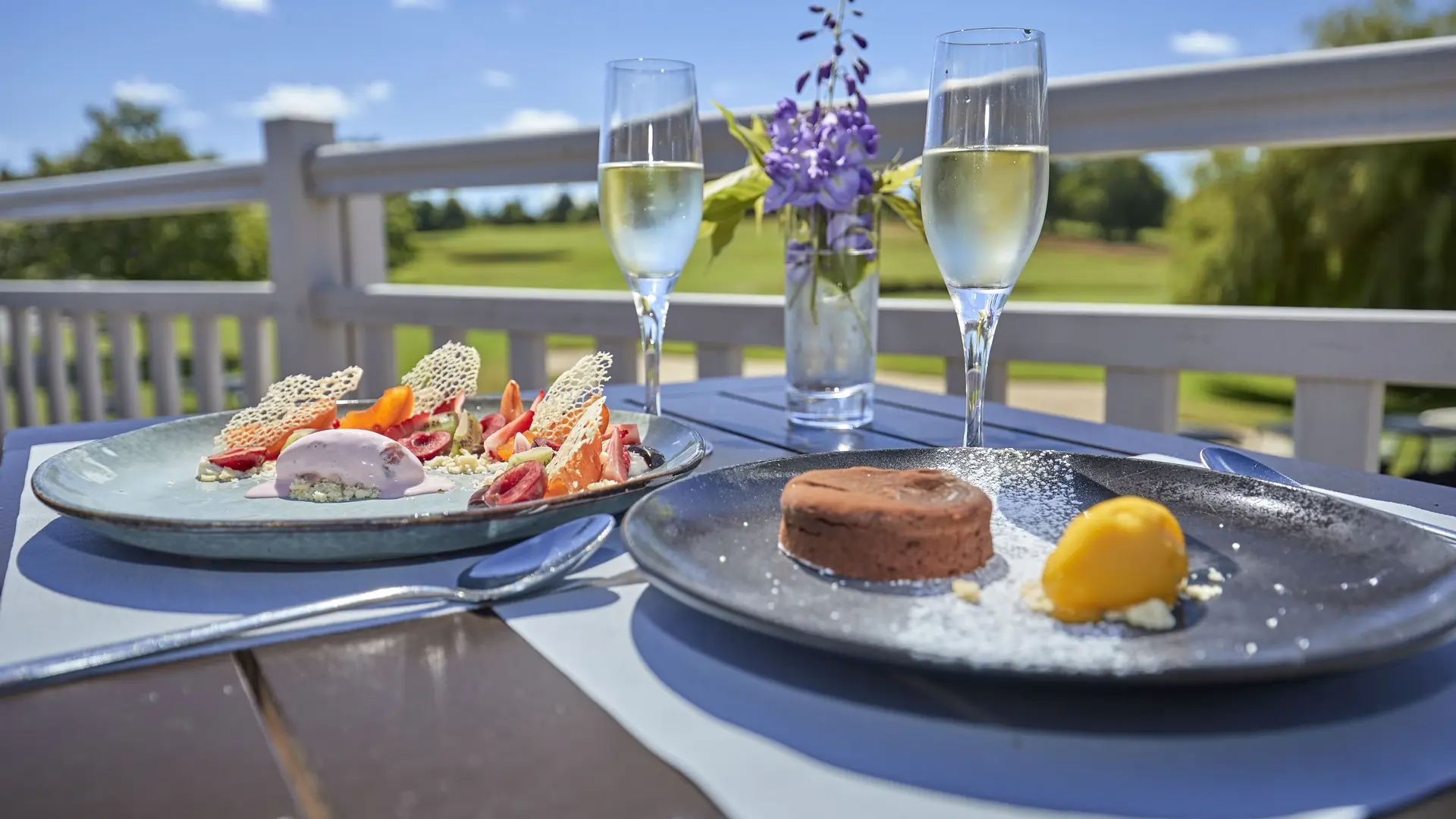 déjeuner en terrasse  restaurant Virgule Le Tronchet