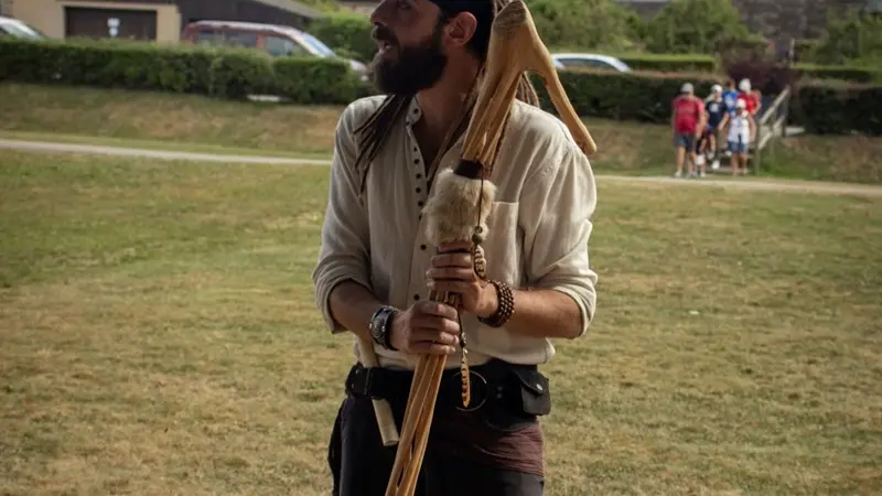 Jean-Le-Raconte'Art_Les_Saltimbranques_contes_animations_DestinationBroceliande