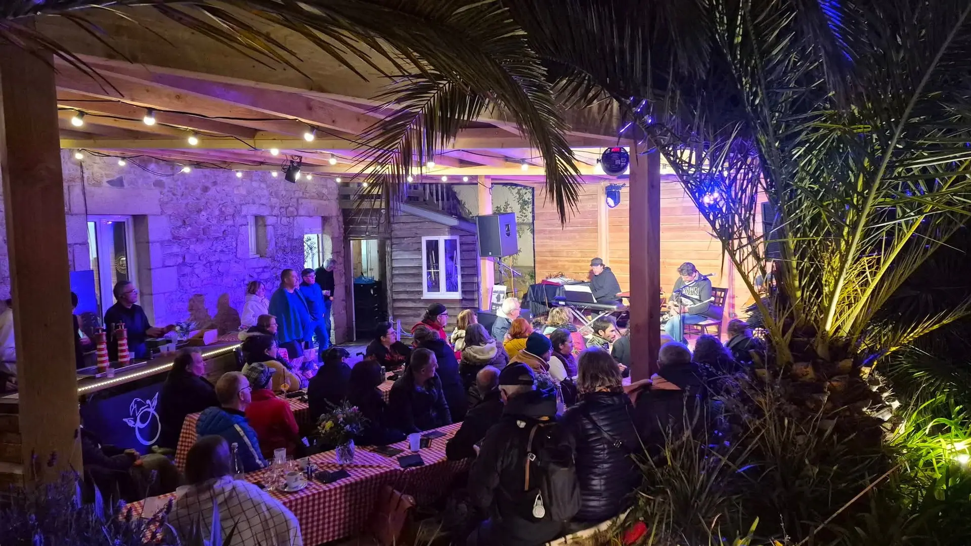TERRASSE EXTERIEURE et SCENE MUSICALE