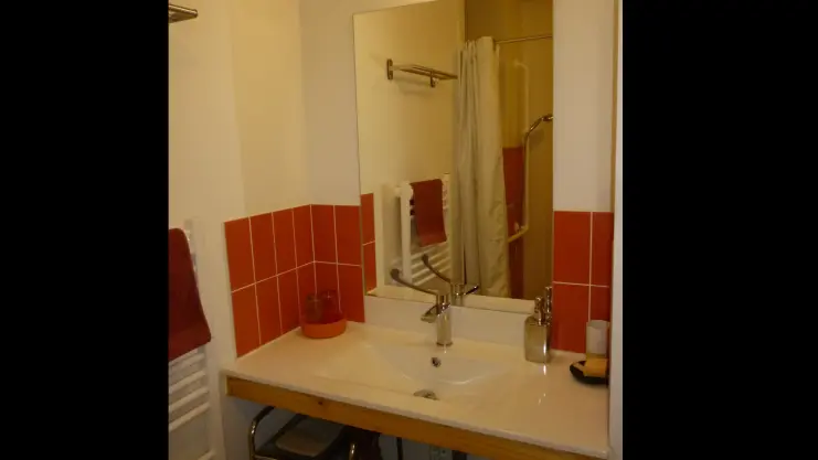 Terre Compagne - chambre plain pied PMR salle d'eau italienne