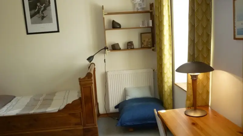 Terre Compagne-chambre etage de la maison - lit 90x180 et coin bureau