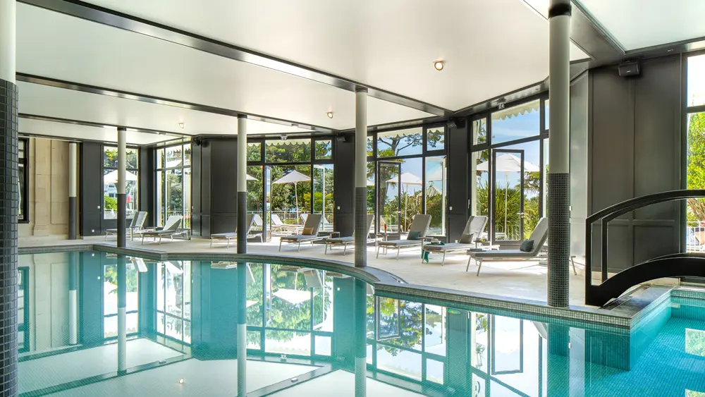 Thalasso--Spa-Barrière-La-Baule_piscine_Hadrien-Brunner
