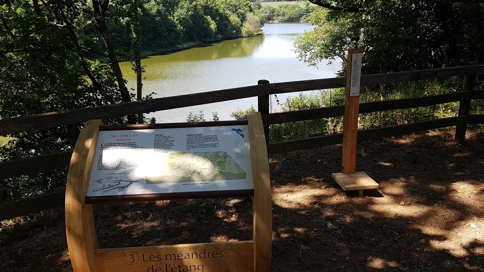 Tourisme_Martigné_sentierinterprétation-station3Lesméandresdel'étang©RocheaauxFéesCommunauté