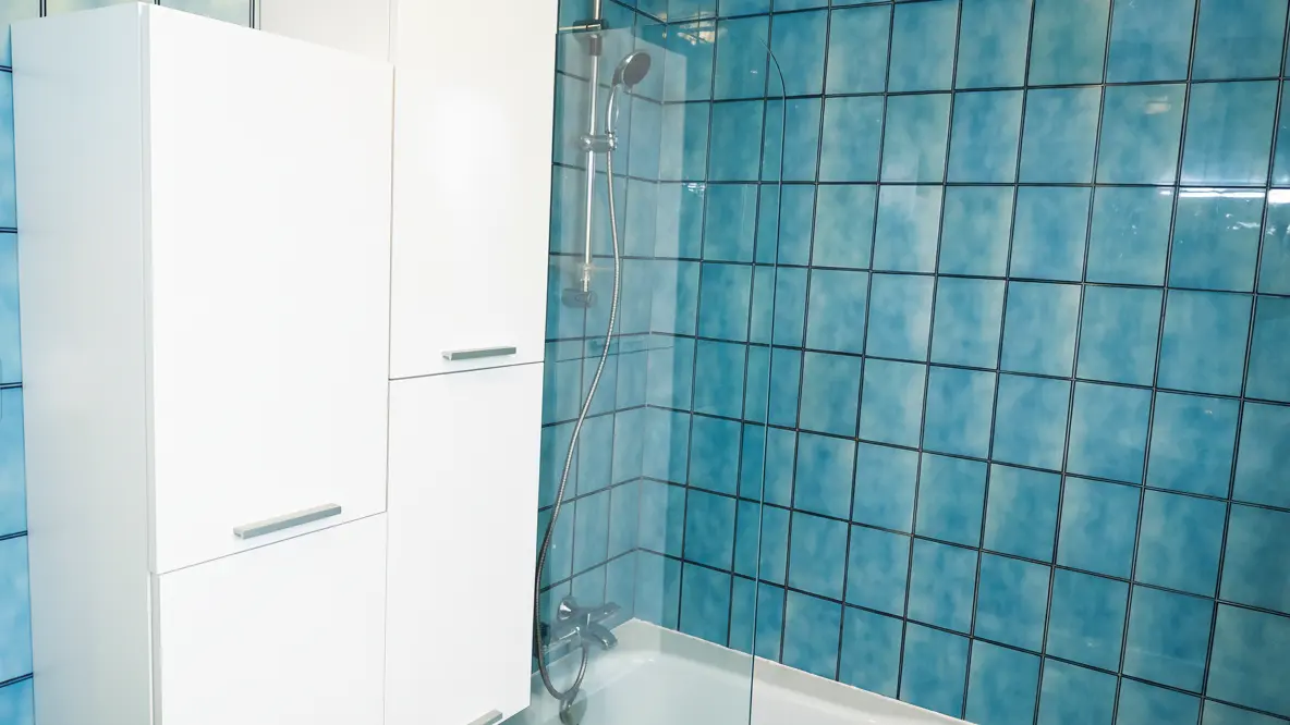 Une SDB avec une grande baignoire vitrée et de nombreux rangements