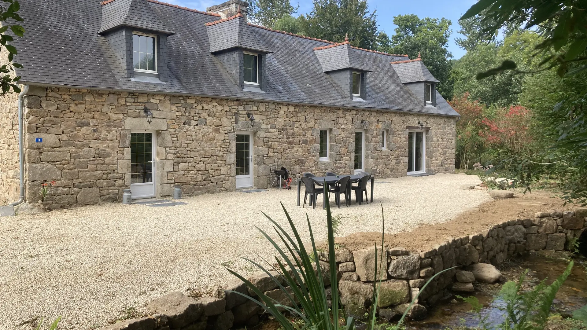 Vue de devant de l'ensemble de la longère
