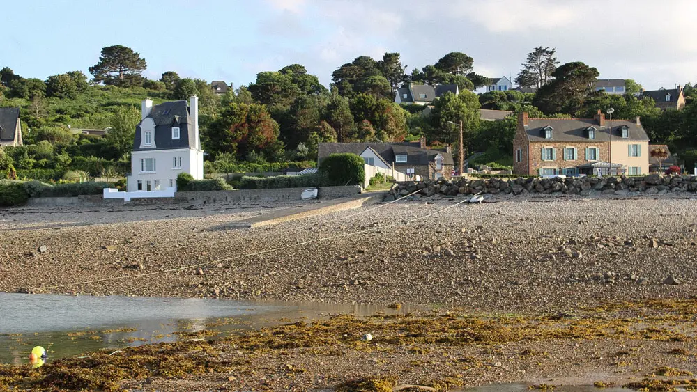 La Maison des îles vue de la grève