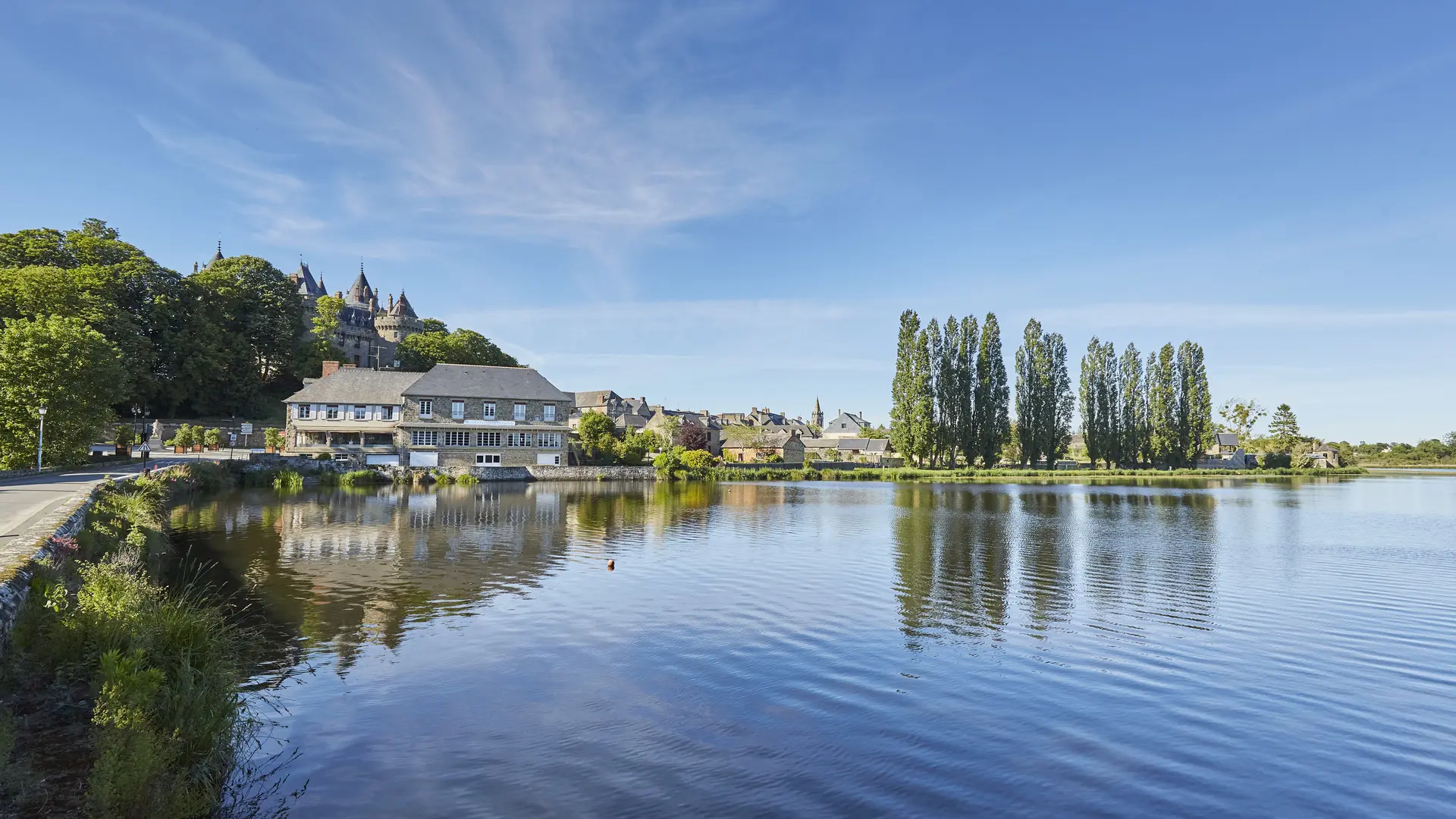 Vue sur le Chateau depuis le lac Tranquille Combourg ©A Lamoureux validité 31102030