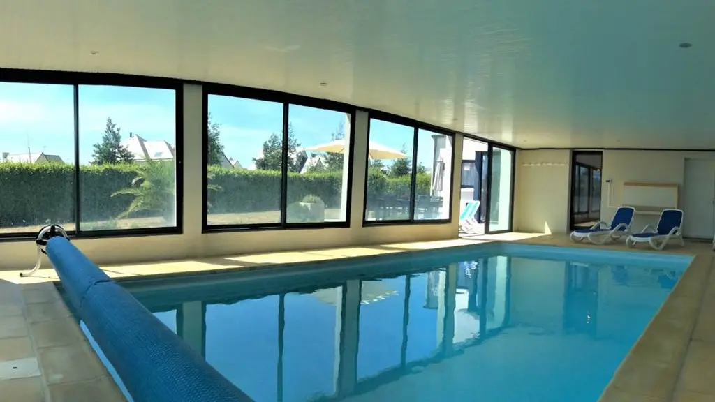 Clévacances - Meublé 056MS000211 - Villa 12 pers.avec piscine intérieure privée entre océan et Ria d'Etel - Plouhinec - Morbihan Bretagne Sud