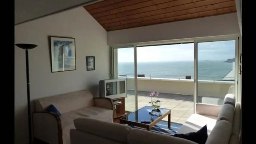 Clévacances - Meublé 56MS0767 - GOLFE du MORBIHAN, Appartement 78m2 .  très belle vue MER + TERRASSE DE 80m2, 3 chambres, direct sur plage - Arzon - Morbihan Bretagne Sud