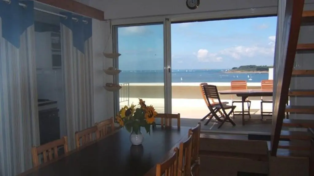 Clévacances - Meublé 56MS0767 - GOLFE du MORBIHAN, Appartement 78m2 .  très belle vue MER + TERRASSE DE 80m2, 3 chambres, direct sur plage - Arzon - Morbihan Bretagne Sud