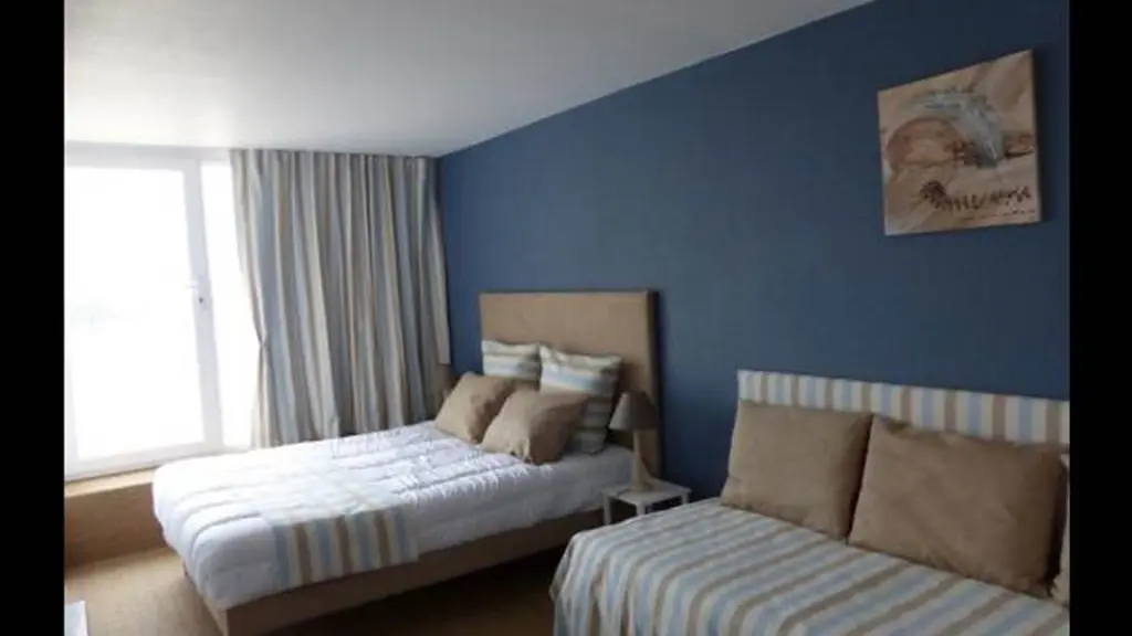 Clévacances - Meublé 56MS0767 - GOLFE du MORBIHAN, Appartement 78m2 .  très belle vue MER + TERRASSE DE 80m2, 3 chambres, direct sur plage - Arzon - Morbihan Bretagne Sud