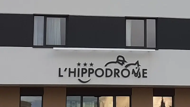 brit hotel L'Hippodrome - entrée - Ploërmel - Morbihan - Bretagne