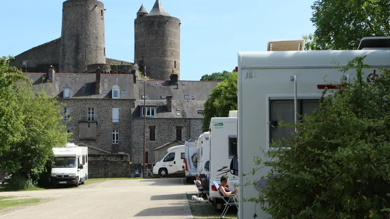 camping-car-aire-carriere-fougeres-chateau-2018©EPETITJEAN_(2)[1]