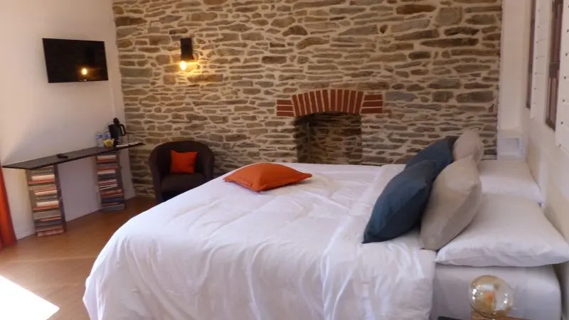 Chambre - hôtes - lits - canal - Josselin - Destination - Brocéliande