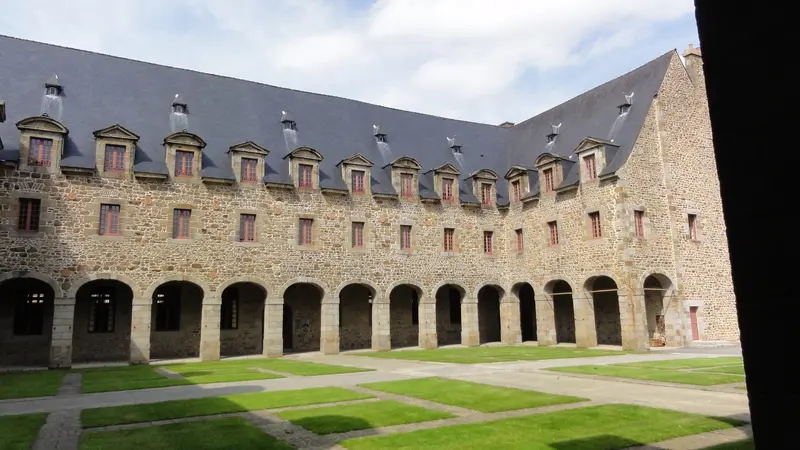 couvent-urbanistes-Fougères-patrimoine-photo-2012_(9)[1]