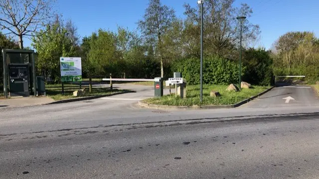 entrée-sortie de l'aire